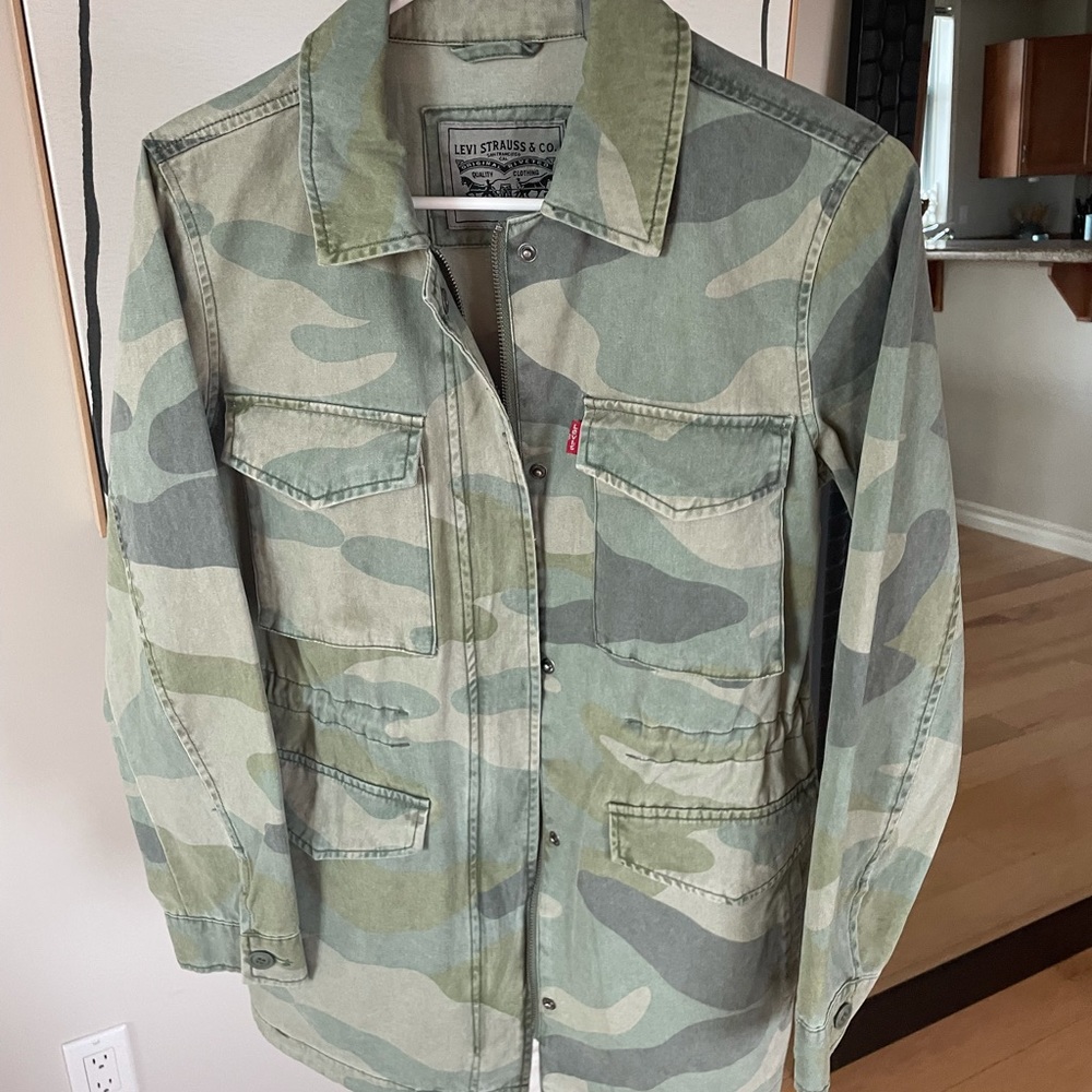 Brand new! Size xs but fits oversized.